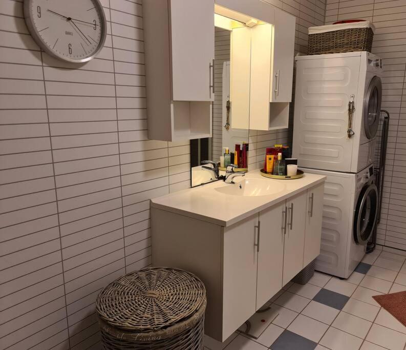 Koselig Og Moderne Leilighet, Meget Sentralt I Narvik Med Gratis Parkering! Buitenkant foto
